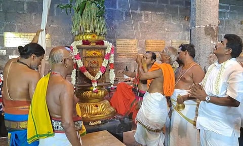 வில்லியனூர் திருக்காமீஸ்வரர் கோவிலில் ஆடிப்பூரம் விழா கொடியேற்றம் நடந்த காட்சி.&nbsp;