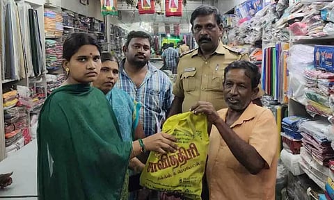 அஞ்சல் ஊழியரிடம்&nbsp; பணத்தை ஒப்படைத்த பிரியா.