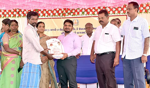 மக்கள் தொடர்பு முகாமில் பயனாளிகளுக்கு கலெக்டர் ஜெயசீலன் நலத்திட்ட உதவிகளை வழங்கினார்.