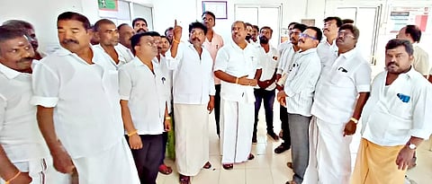 திருமங்கலம் அரசு ஆஸ்பத்திரியில் ஆர்.பி. உதயகுமார் எம்.எல்.ஏ. ஆய்வு செய்த ேபாது எடுத்த படம்.

