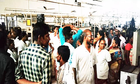 ஷூ கம்பெனி தொழிலாளர்கள் 2-வது நாளாக உள்ளிருப்பு போராட்டம்