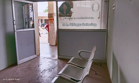 புளியம்பட்டி பஸ் நிலையத்தில் உள்ள தாய்மார்கள் பாலூட்டும் அறை திறக்கப்பட்டுள்ளதை படத்தில் காணலாம்.