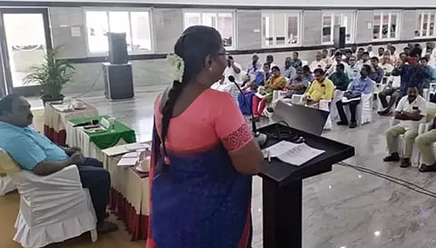 ஆலோசனை கூட்டத்தில் கலெக்டர் உமா பேசிய காட்சி.&nbsp;&nbsp;
