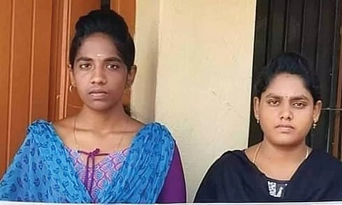 கைது செய்யப்பட்ட 2 பெண்களை படத்தில் காணலாம்.