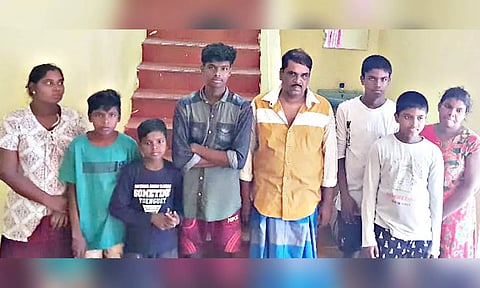 &nbsp;அரிச்சல்முனை கடற்கரைக்கு அகதிகளாக வந்த 8 பேரை படத்தில் காணலாம்.