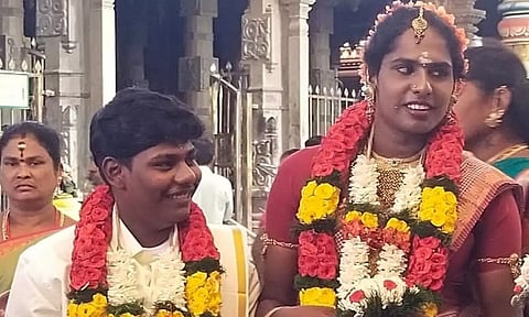 மணக்கோலத்தில் திருநம்பி கணேஷ், திருநங்கை மாயா.