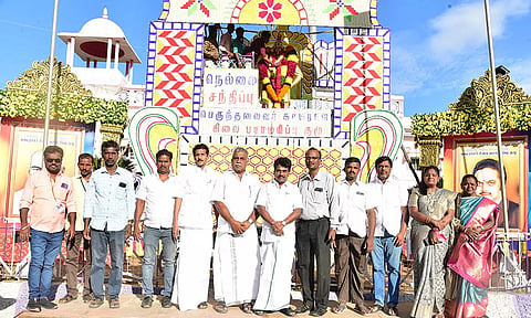 நெல்லையில் காமராஜர் சிலைக்கு தட்சணமாற நாடார் சங்கம் சார்பில் மாலை அணிவித்து மரியாதை