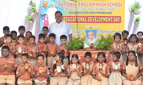 காமராஜர் பிறந்த நாள் விழாவில் பரிசு பெற்ற மாணவர்களுடன் பள்ளி மேலாண் இயக்குனர் கிரண்குமார் உள்ளார்.