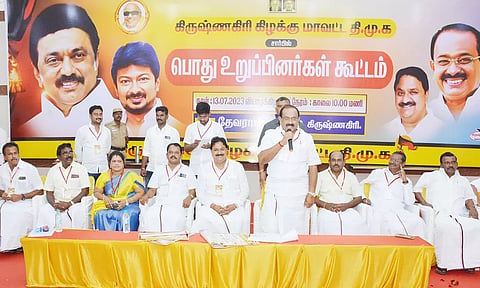 கிருஷ்ணகிரி கிழக்கு மாவட்ட தி.மு.க. பொது உறுப்பினர்கள் கூட்டத்தில், அமைச்சர் சக்கரபாணி பேசிய போது எடுத்த படம். அருகில் மாவட்ட செயலாளர் டி.மதியழகன் 
எம்.எல்.ஏ. மற்றும் கட்சியினர் உள்ளனர்.