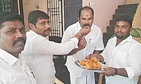 அ.தி.மு.க மண்டபம் மேற்கு ஒன்றிய செயலாளர் மருதுபாண்டியனுக்கு, பா.ம.க கிழக்கு மாவட்ட செயலாளர் தேனி.சை.அக்கிம் இனிப்பு வழங்கினார்.

