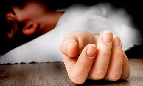 வீட்டிற்கு வெளியே தூங்கிய பெண் வெட்டிக்கொலை