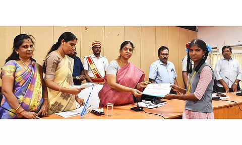 &nbsp;முதியோர் கொடுஞ்செயல் எதிர்ப்பு தினத்தை முன்னிட்டு கட்டுரை போட்டிகளில் வெற்றி பெற்ற மாணவ, மாணவிகளுக்கு சான்றிதழ்களை மாவட்ட கலெக்டர்  சாந்தி வழங்கிய காட்சி.