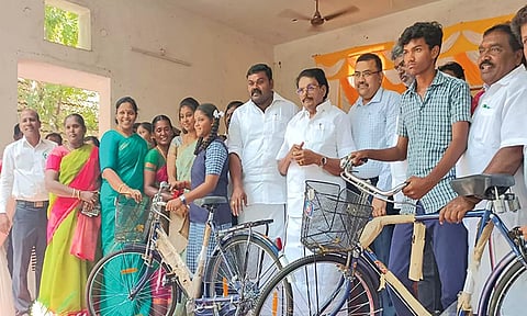 விழாவில் அமைச்சர் கே.கே.எஸ்.எஸ்.ஆர். ராமச்சந்திரன், மாணவ-மாணவிகளுக்கு விலையில்லா சைக்கிள்களை வழங்கிய காட்சி. அருகில்  கலெக்டர் ரவிச்சந்திரன், ராஜா எம்.எல்.ஏ. உள்ளனர்.&nbsp;