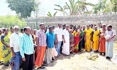 புதிய சமுதாய கூடம் கட்ட பூமி பூஜையின் காட்சி.