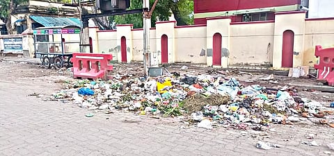 சாலையோரம் மலைபோல் குவிந்து கிடக்கும் குப்பைகள்.
