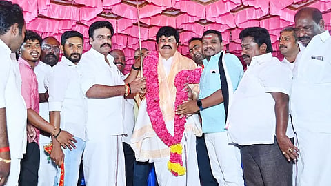 சிவகாசியில்  பல்வேறு  மாற்று  கட்சியை  சேர்ந்த  நிர்வாகிகள்  முன்னாள்  அமைச்சர் கே.டி.ராஜேந்திரபாலாஜி முன்னிலையில் அ.தி.மு.க.வில் தங்களை இணைத்துக் கொண்டனர்.
