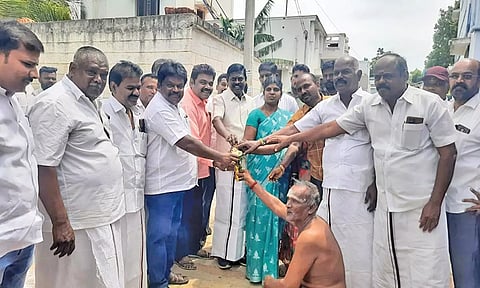 ஆலங்குளத்தில் ரூ.85 லட்சம் செலவில் சிமெண்ட் சாலை- சிவபத்மநாதன் தொடங்கி  வைத்தார்