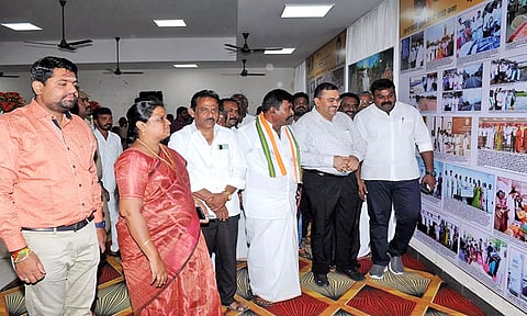 தமிழ்நாடு நாள் விழிப்புணர்வு புகைப்பட கண்காட்சியை கலெக்டர் ரவிச்சந்திரன், எம்.எல்.ஏ.க்கள் பழனி நாடார், ராஜா ஆகியோர் பார்வையிட்ட போது எடுத்த படம்.