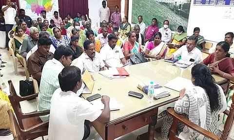 கோபி கோட்டாட்சியர் அலுவலகத்தில் நடந்த மாற்றுத்திறனாளிகளுக்கான சிறப்பு குறை தீர்க்கும் நாள் கூட்டத்தில் ஆர்.டி.ஓ. திவ்யபிரியதர்ஷினி மனுவை பெற்றுக்கொண்டார்.&nbsp;