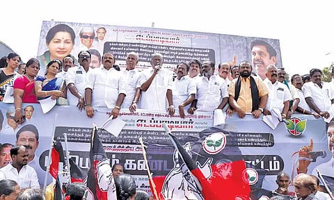 தஞ்சையில் அ.தி.மு.க சார்பில் ஆர்ப்பாட்டம் நடந்தது.