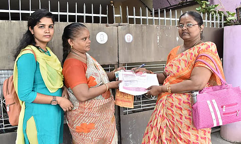 &nbsp;அகில்மேடு மெயின் வீதியில் ரேஷன் கடை பணியாளர்கள் வீடு, வீடாக வழங்கிய போது எடுத்த படம்.