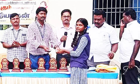 அரசு ஆதிதிராவிட பெண்கள் பள்ளியில் பொதுத் தேர்வில் அதிக மதிப்பெண் பெற்றவர்களுக்கு பரிசு