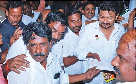கள்ளக்குறிச்சி மாவட்டம் உளுந்தூர்பேட்டை தொகுதி எலவனாசூர்கோட்டையில் நடந்த நிகழ்ச்சியில் கலந்து கொள்ள வந்த அமைச்சர் உதயநிதி ஸ்டாலினுக்கு  உளுந்தூர்பேட்டை மேற்கு  ஒன்றிய தி.மு.க. செயலாளரும், உளுந்தூர்பேட்டை  யூனியன் ஒன்றிய குழு தலைவருமான ராஜவேல் உற்சாக வரவேற்பு அளித்தார்.