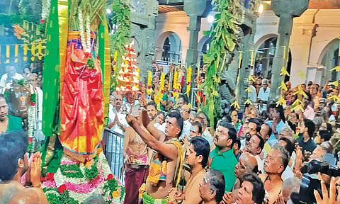 கொடியேற்றத்தை தொடர்ந்து கொடிமரத்திற்கு தீபாராதனை காட்டப்பட்ட போது எடுத்தபடம்