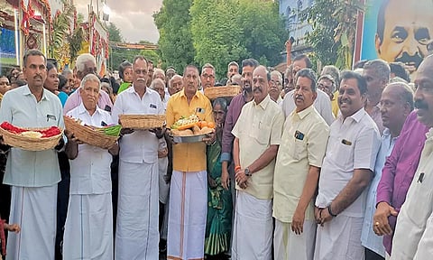 நிகழ்ச்சியில் கடம்பூர் ராஜூ எம்.எல்.ஏ. கலந்து கொண்டபோது எடுத்த படம். அருகில் சமுதாய  மண்டல தலைவர் சின்னச்சாமி மற்றும் பலர் உள்ளனர்.