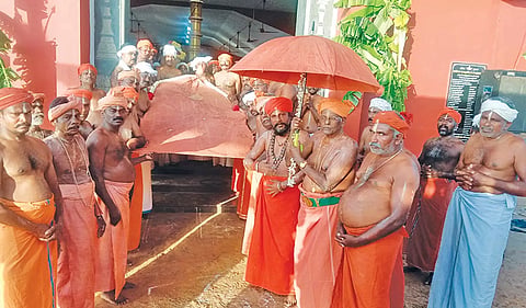 திருச்செந்தூர் கடற்கரையில் அமைந்துள்ள அய்யா வைகுண்டர் அவதாரப் பதியில் ஆடித் திருவிழா கொடியேற்றத்தை முன்னிட்டு அய்யா வழி அகில திருக்குடும்ப மக்கள் சபை தலைவர் எஸ்.தர்மர் தலைமையில் கொடி பட்டம் பதியைச் சுற்றி வந்த போது எடுத்த படம்