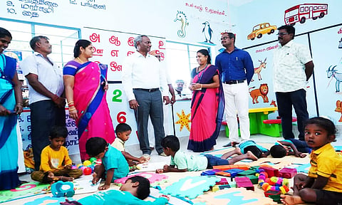 அங்கன்வாடி மையத்தில் கலெக்டர் ஆய்வு&nbsp;செய்த காட்சி.