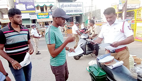 விதிமுறைகளை பின்பற்றாமல் சென்ற வாகன ஓட்டிகளுக்கு அபராதம்