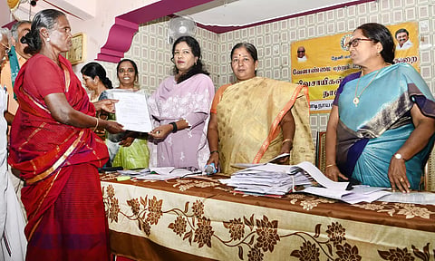 குறைதீர் கூட்டத்தில் பயனாளிகளுக்கு நலத்திட்ட உதவிகளை கலெக்டர் ஷஜீவனா வழங்கினார்.