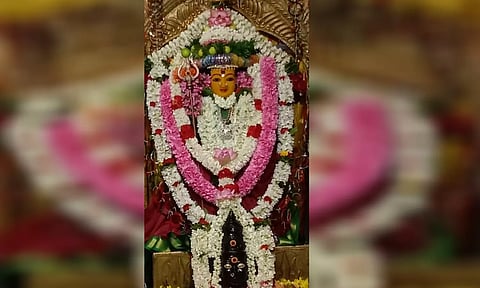 ஆடி பூரம் விழாவையொட்டி சென்னிமலை கைலாசநாதர் கோவிலில் அம்மனுக்கு ஊஞ்சல் உற்சவம்