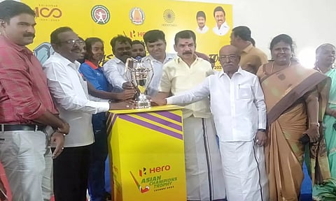 பாளை வ.உ.சி. மைதானத்தில்  நடந்த நிகழ்ச்சியில்  கோப்பைக்கு வரவேற்பு அளிக்கப்பட்ட காட்சி.