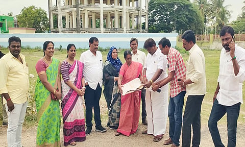கடலூர் திருப்பாதிரிப்புலியூர் பகுதியில் மாநகராட்சி மேயர் சுந்தரி ராஜா இடத்தை நேரில் பார்வையிட்டு ஆய்வு செய்தார். அருகில் துணை மேயர் தாமரைச்செல்வன், மாநகர தி.மு.க.செயலாளர் ராஜா உள்ளார்.
