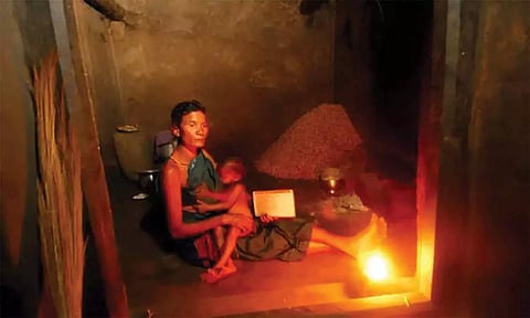 ஆசனூர் அருகே 3 -வது நாளாக மின்தடையால் இருளில் மூழ்கிய 50 மலை கிராமங்கள்  குடிநீர் இல்லாமல் மக்கள் கடும் அவதி