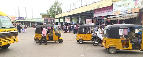புதிய பேருந்து நிலையத்தில் நிறுத்தப்பட்டுள்ள ஆட்டோக்கள்
