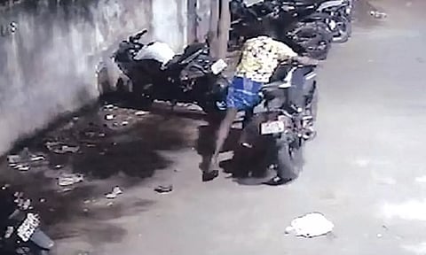 பைக்கை திருடி செல்லும் காட்சி சி.சி.டி.வி. கேமராவில் பதிவாகியிருப்பதை காணலாம்.