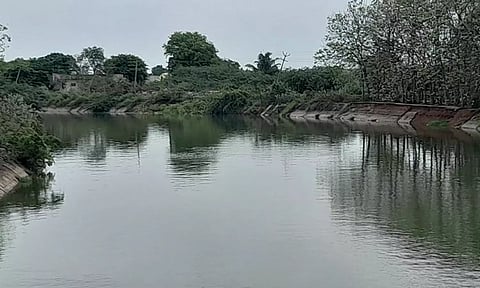 வடவாறு வழியாக வீராணம் ஏரிக்கு நீர் வரும் காட்சி.
