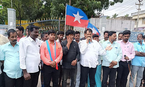 மணிப்பூரில் நடந்த சம்பவத்தை கண்டித்து விடுதலை சிறுத்தைகள் கட்சியின் சார்பில் ஆர்ப்பாட்டம் நடந்தது.