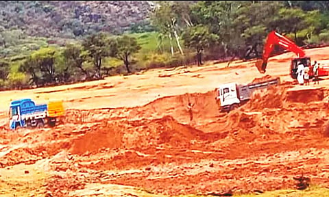 அணையில் வண்டல் மண் அள்ளும் பணி நடைபெறுவதை படத்தில் காணலாம்.