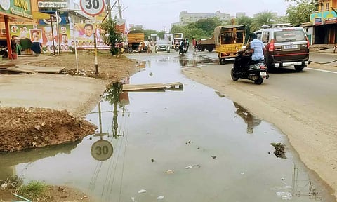 பிள்ளையார்குப்பம்  தேசிய நெடுஞ்சாலையில் தேங்கி நிற்கும் கழிவு நீரில் ஊர்ந்து செல்லும் வாகனங்களை படத்தில் காணலாம்.