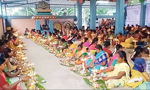 விளக்கு பூஜை நடந்தது.
