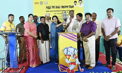 தேனி விளையாட்டு அரங்கில் 7-வது ஆசிய ஹாக்கி கோப்பையை பொதுமக்களுக்கு கலெக்டர் ஷஜீவனா பார்வைக்கு வைத்தார்.