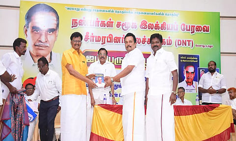 விழாவில் தேசிய செட்டியார்கள் பேரவை தலைவர் ஜெகநாத்மிஸ்ரா நூல் வெளியிட ராமகிருஷ்ணன் எம்.எல்.ஏ.  பெற்றுக் கொண்டார்.