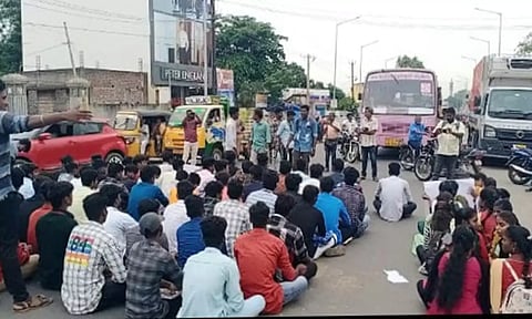 கொளஞ்சியப்பர் அரசு கல்லூரி விடுதி மாணவ- மாணவிகள் திடீர் சாலை மறியல்&nbsp; செய்தனர்.