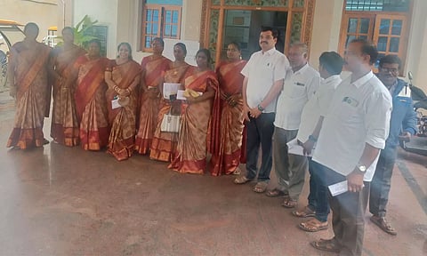அனுமதி பெறாத திட்ட பணிகளுக்கு தீர்மானம்; அ.தி.மு.க. கவுன்சிலர்கள் வெளிநடப்பு