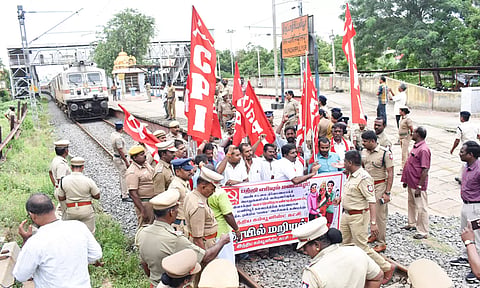 மத்திய அரசை கண்டித்து இந்திய கம்யூனிஸ்ட் கட்சியினர் ெரயில் மறியல் போராட்டம்  நடத்திய போது போலீசாருடன் வாக்குவாதம்  ஏற்பட்ட காட்சி.