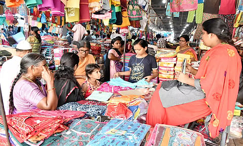ஈரோடு கனி மார்க்கெட் ஜவுளி சந்தையில் ஆடிபெருக்கு வருவதை முன்னிட்டு சில்லறை விற்பனை விறுவிறுப்பாக நடந்த போது எடுத்த படம்.